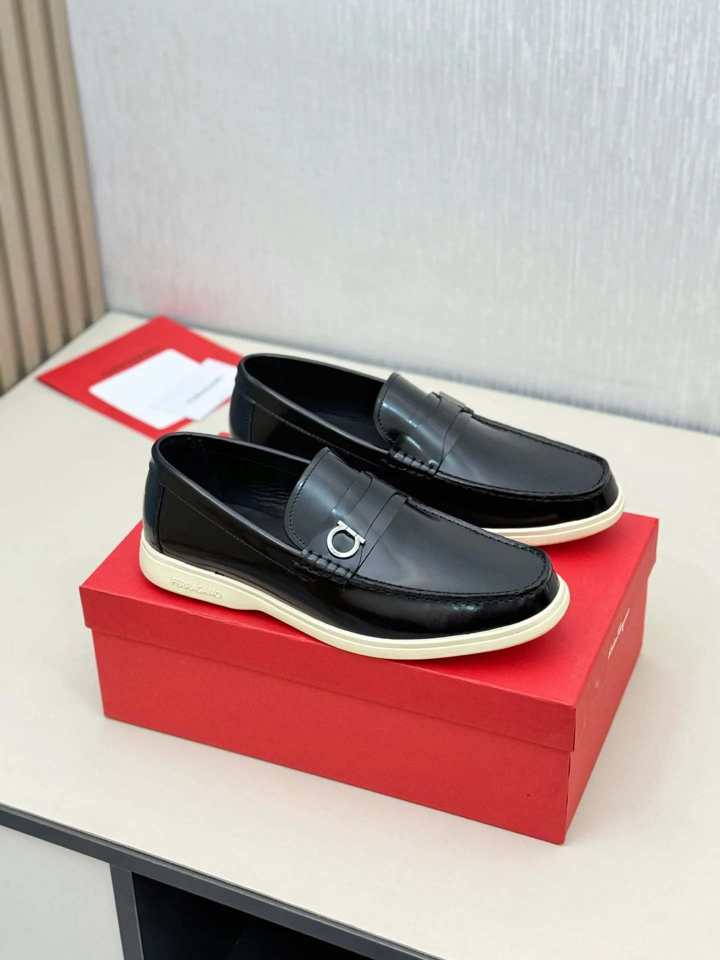 [Ferragamo] P: 580💰 Number of yards: 38~44 (45 orders are non-returnable) Ferragam's new men's driving shoes, the fabric is made of imported cowhide, with visible texture, heavy industrial stitching, dyed calfskin inside, standard logo cowhide feet, big-name experience, soft and comfortable on the feet, a men's favorite, special non-slip and wear-resistant rubber soles, easy to handle various occasions, with original box packaging!